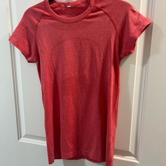 Lululemon Swiftly Tech Crew Women's Red Short Sleeve  Top Size 8 - Picture 1 of 4